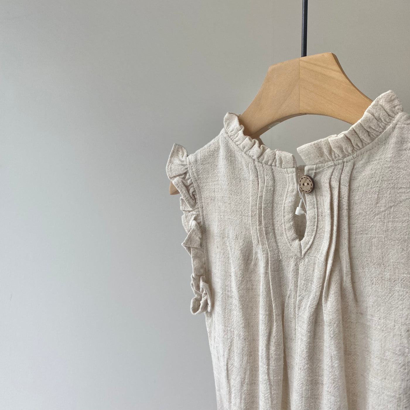 【hamomisi】Ruffle sleeve dress rompers(90cm)