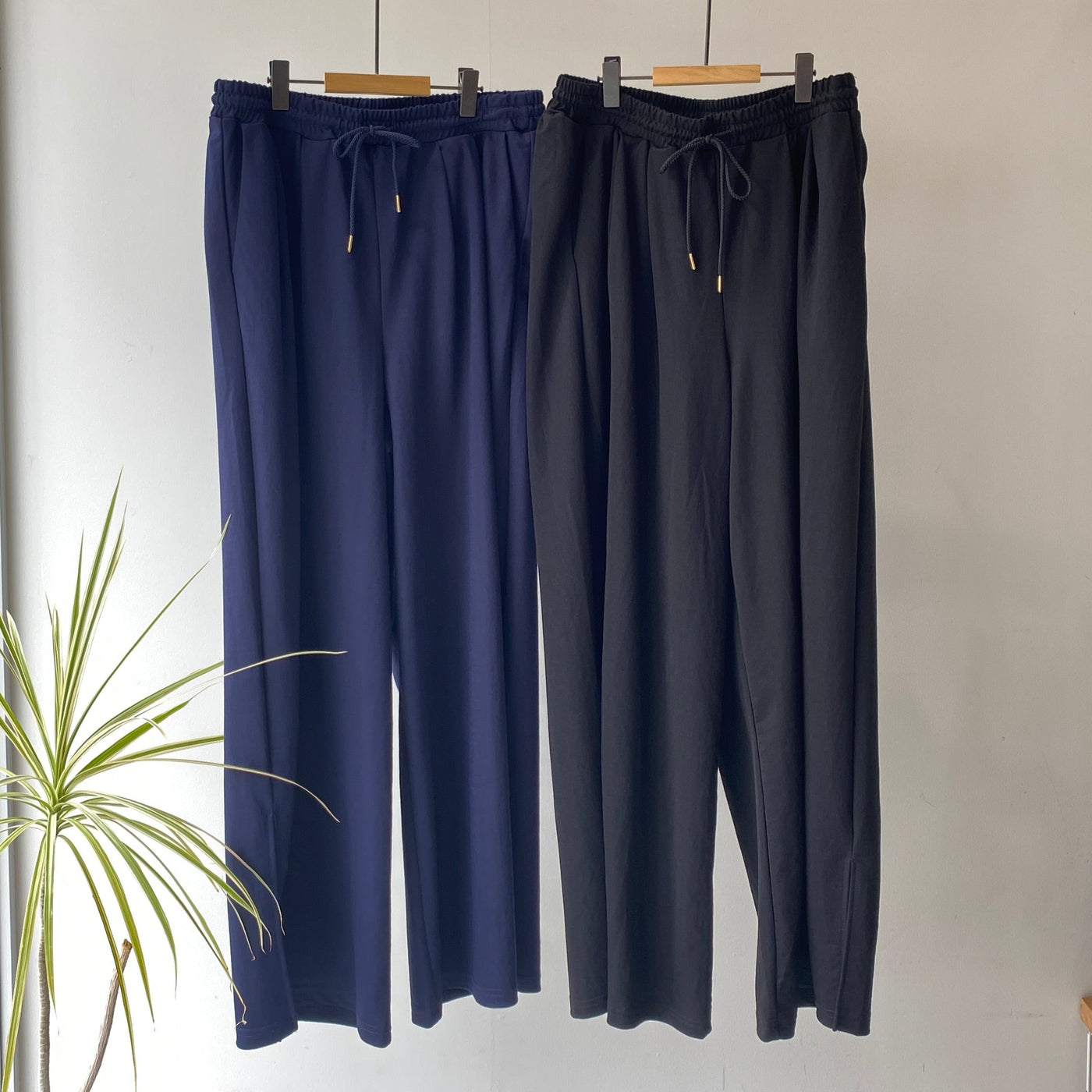 【ハモミシノオトナフク】Cool touch gathered tuck wide pants