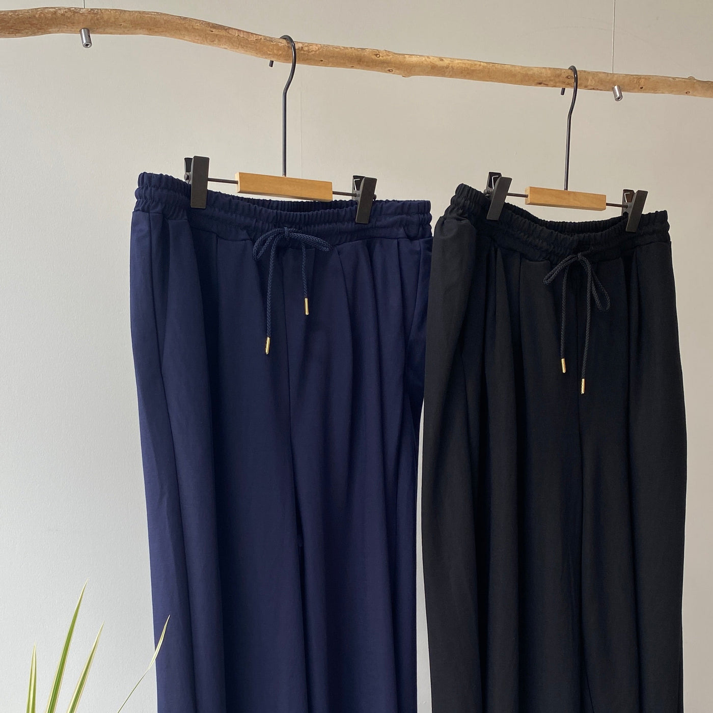 【ハモミシノオトナフク】Cool touch gathered tuck wide pants
