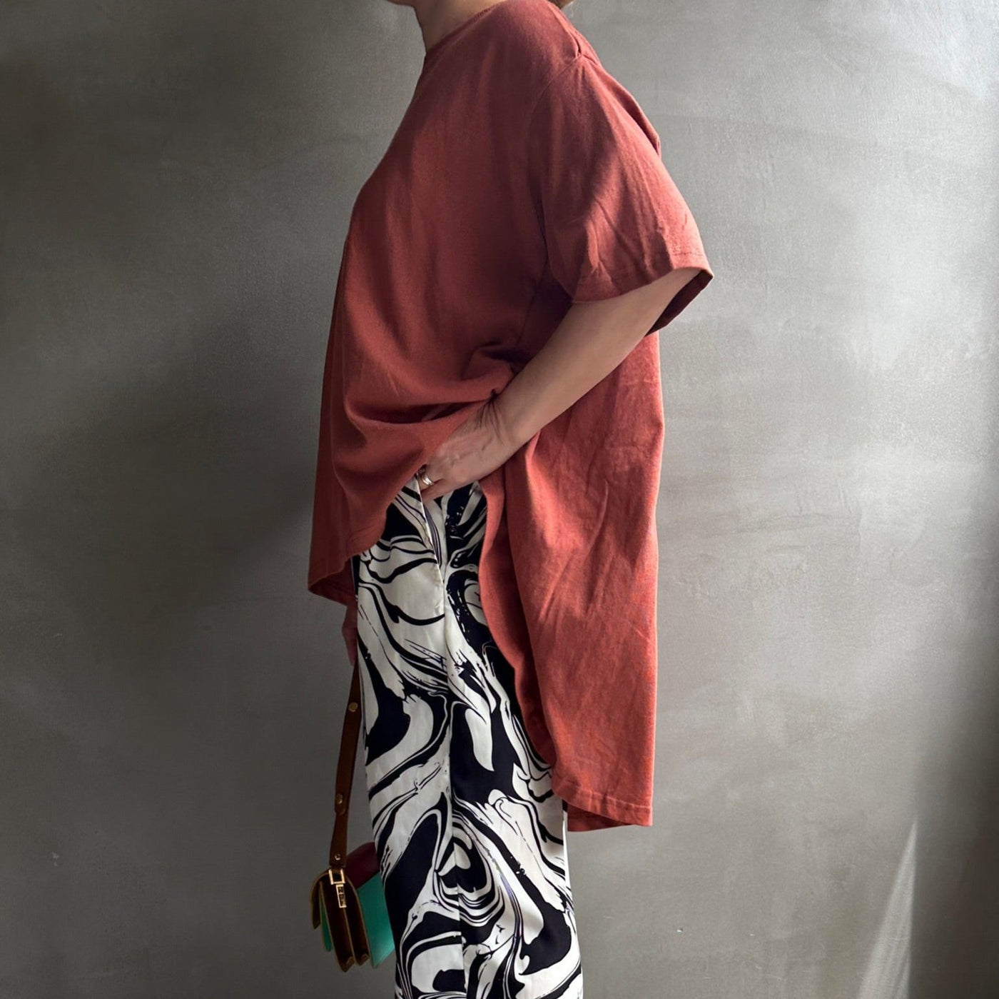 【ハモミシノオトナフク】Back flare line T-shirt