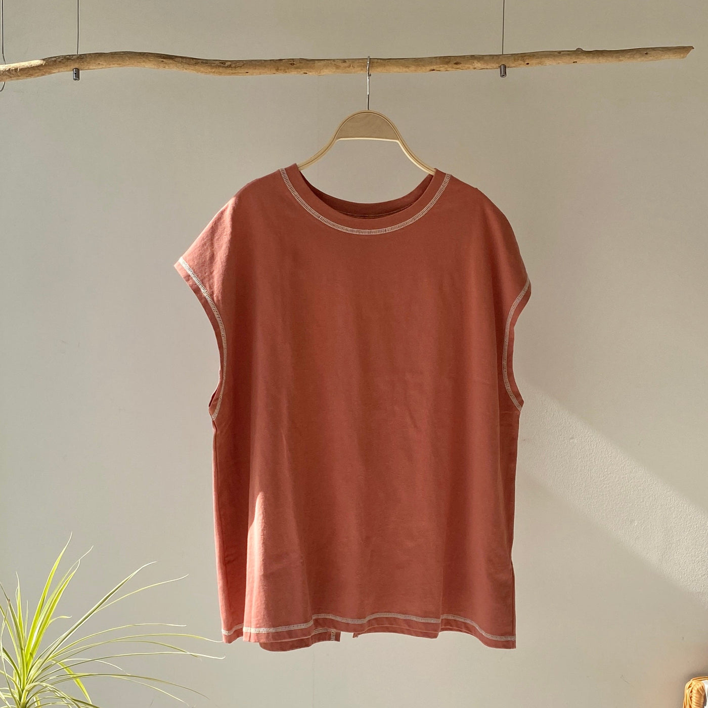 【ハモミシノオトナフク】Stitch back slit t-shirt