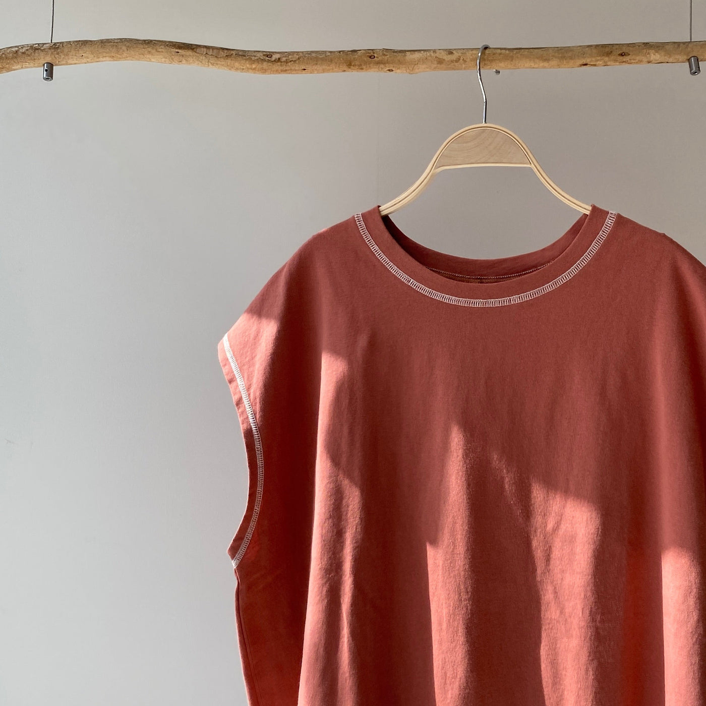 【ハモミシノオトナフク】Stitch back slit t-shirt