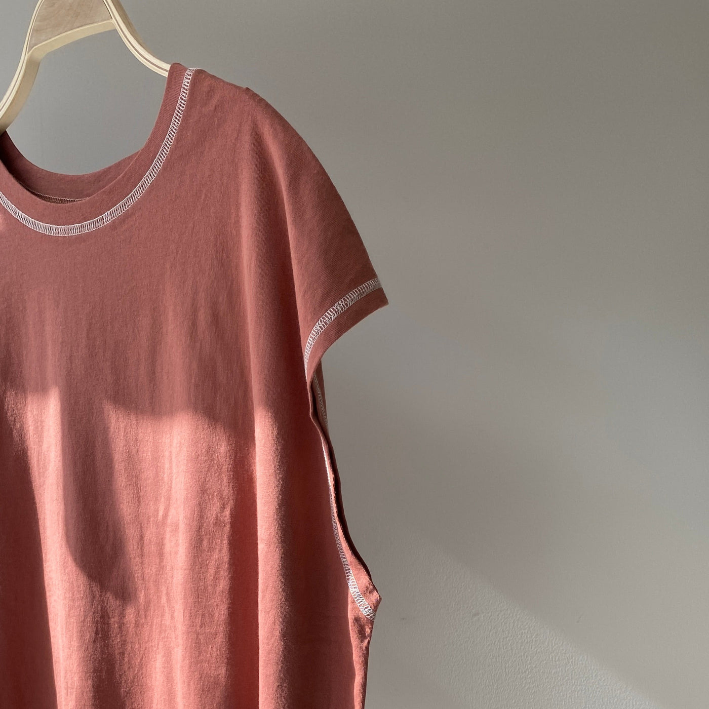 【ハモミシノオトナフク】Stitch back slit t-shirt