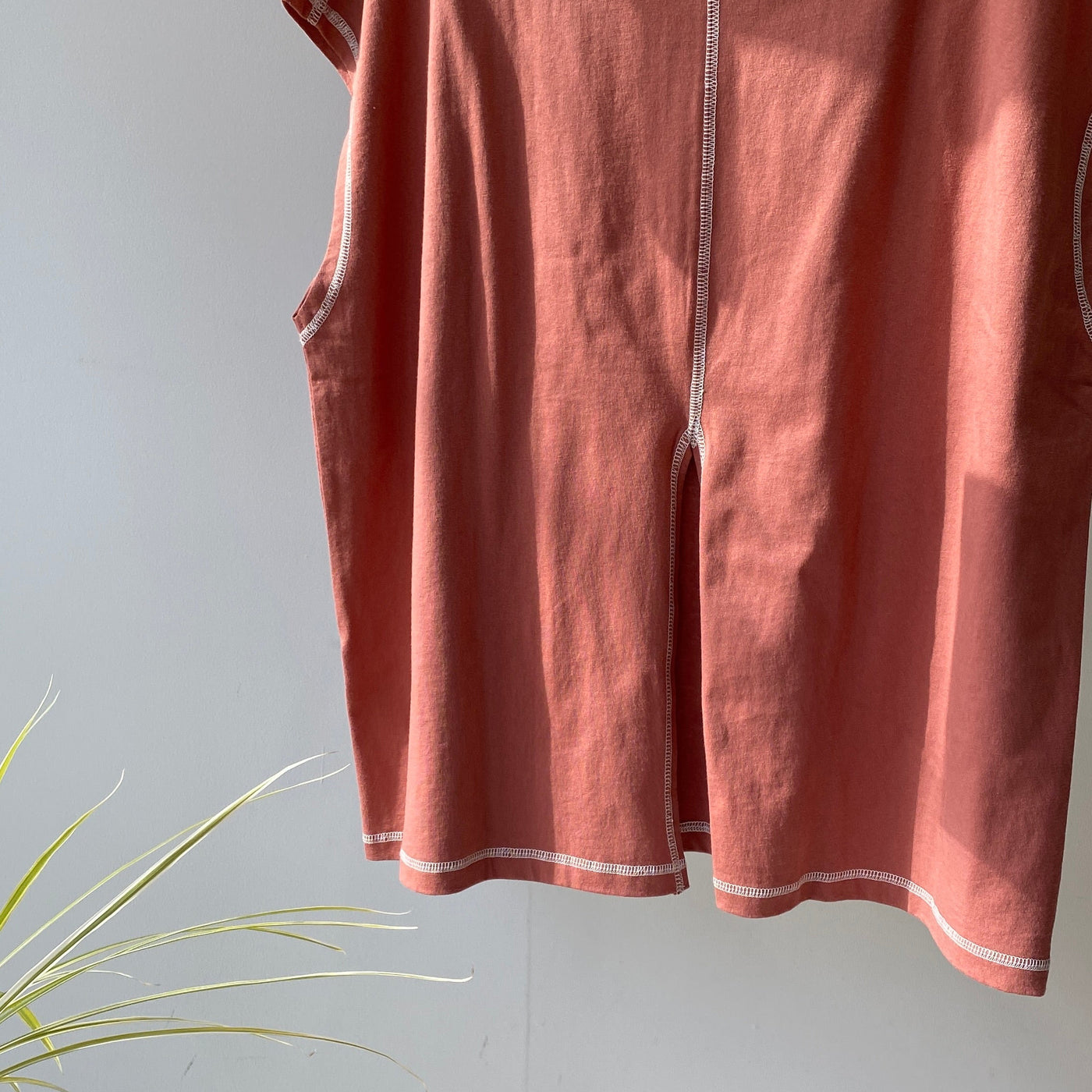 【ハモミシノオトナフク】Stitch back slit t-shirt