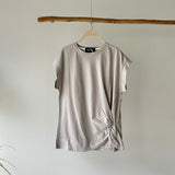 【ハモミシノオトナフク】Asymmetrical Twisted-Hem French-Sleeve Tee
