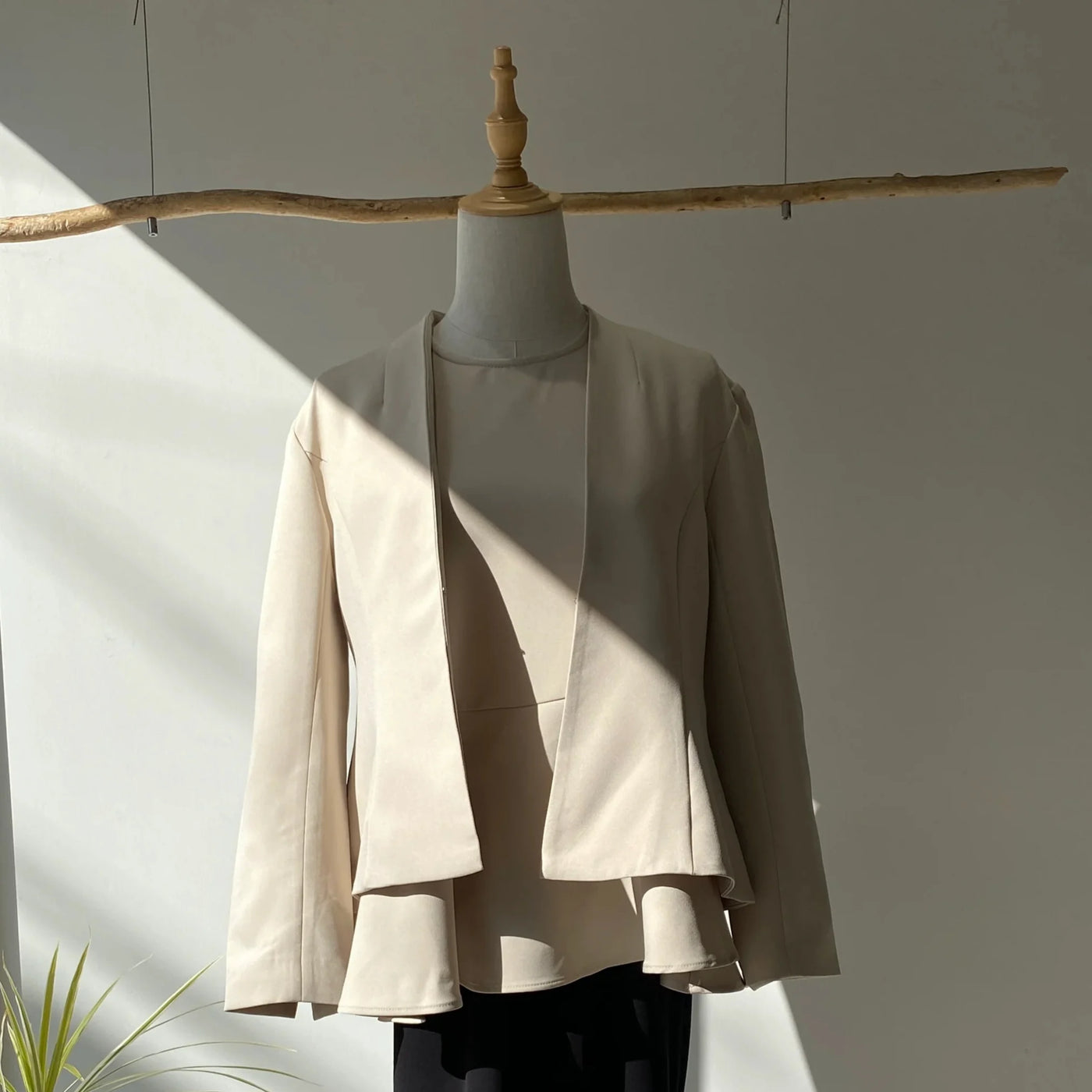 【ハモミシノオトナフク】No-collar flare line jacket