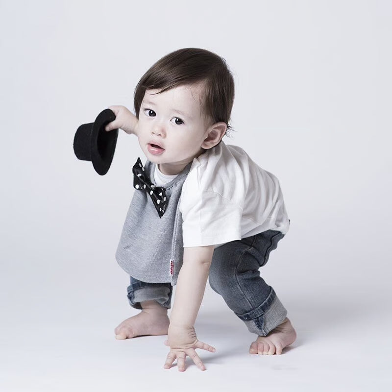 【Niva】黒白ドットのサテン蝶ネクタイ付きスタイ（グレー）／butterfly tie