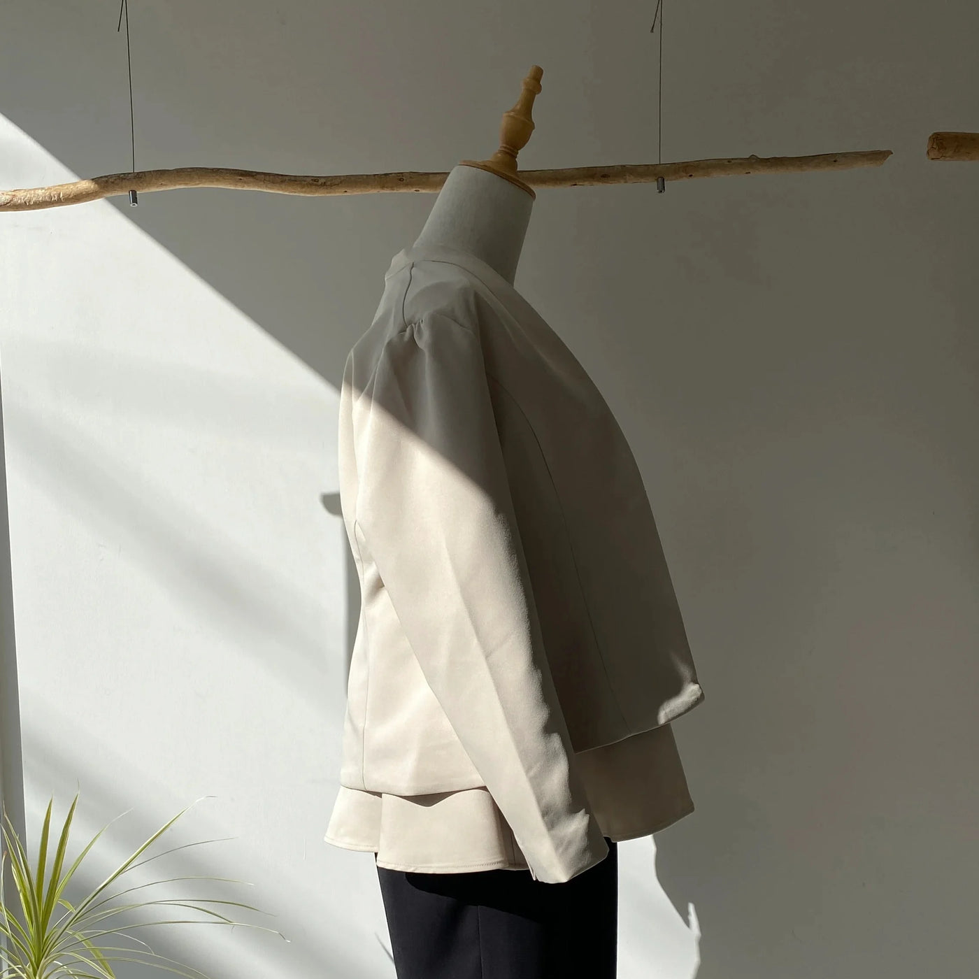 【ハモミシノオトナフク】No-collar flare line jacket