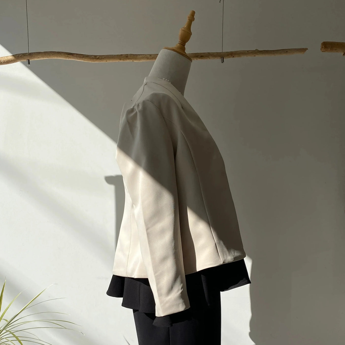 【ハモミシノオトナフク】No-collar flare line jacket