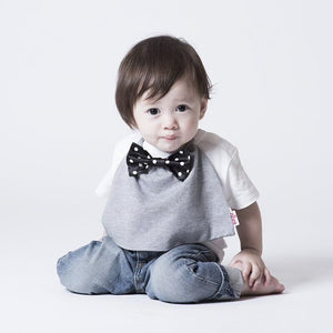 【Niva】黒白ドットのサテン蝶ネクタイ付きスタイ（グレー）／butterfly tie